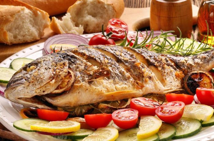 Tavada pomidor ilə bişən bütov krevetlər