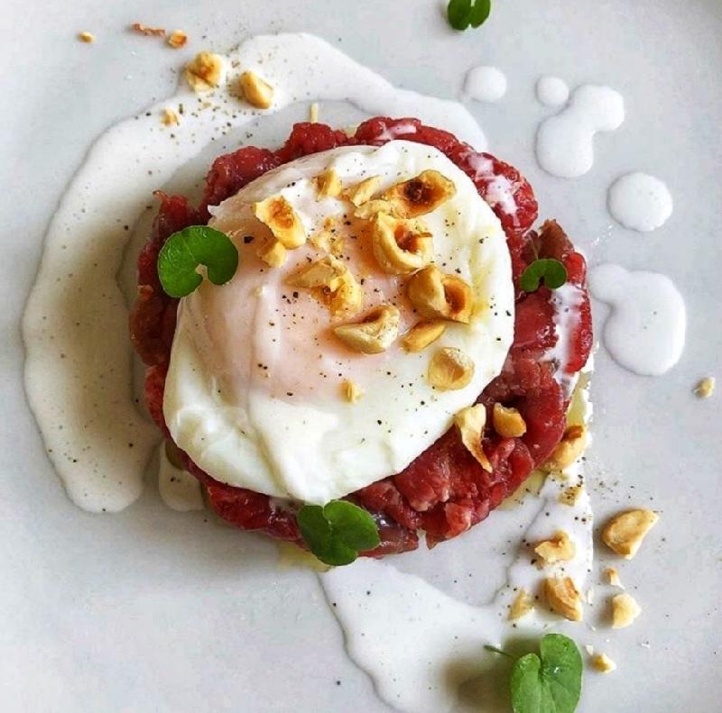 CARPACCIO DI MANZO CON RUCOLA E PARMIGIANO