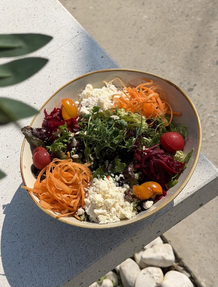 Tomato salad with cherry sauce